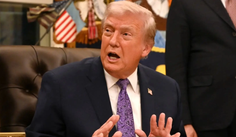 Trump minimiza fotos con Epstein                                 Resta importancia pública