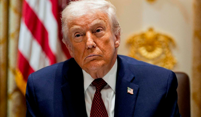 Trump ordena bloqueo a Venezuela                            Escala presión petrolera