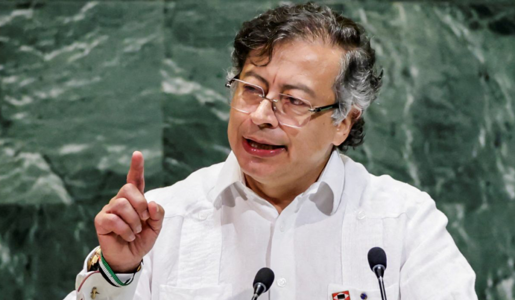 Petro defiende a Maduro                                          Cuestiona versión de EU