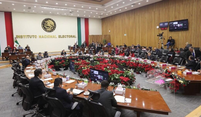 INE sanciona a partidos                                               Multas por fiscalización y afiliaciones indebidas