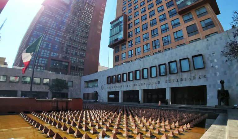 Fracasa licitación de pasaportes                                       SRE declara desierto contrato millonario federal