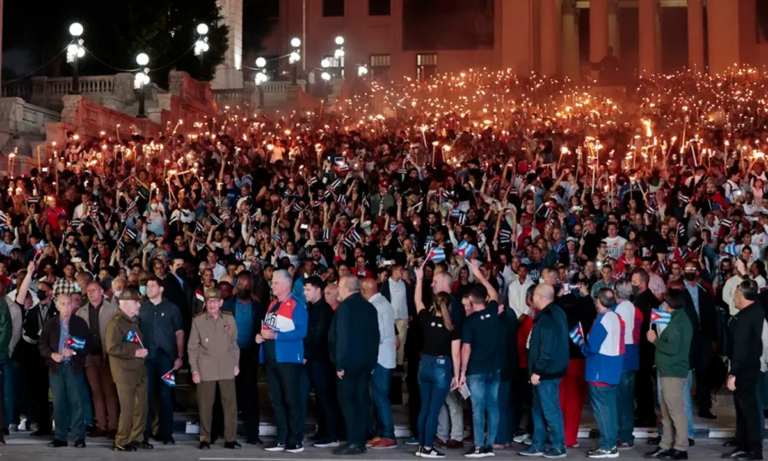 Díaz-Canel lidera marcha martiana                   Antorchas y mensaje político
