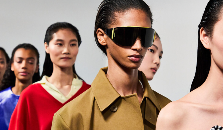 LOEWE SS26 celebra un optimismo solar y táctil