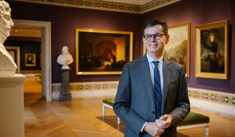 Christophe Leribault asume dirección del Louvre