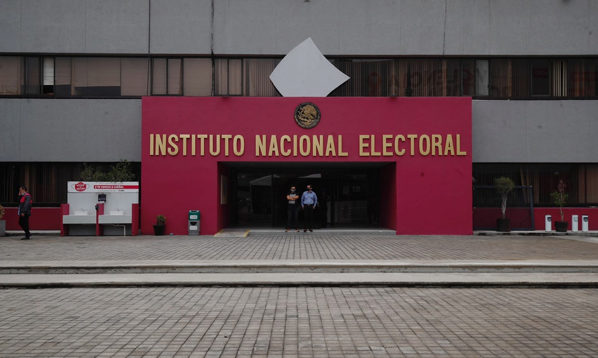 INE ordena retirar espot                                     Detecta información falsa en mensaje de MC