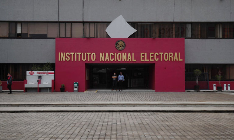 INE ordena retirar espot                                     Detecta información falsa en mensaje de MC