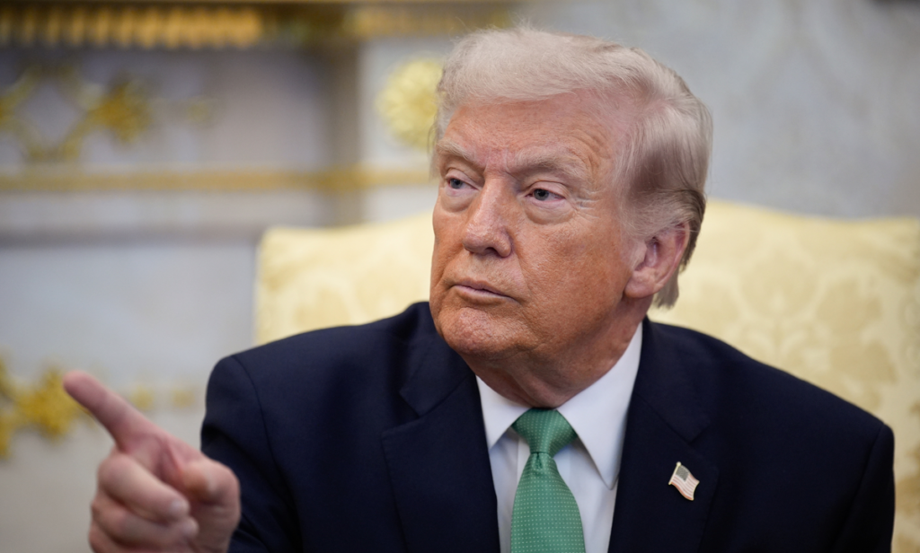 Trump amenaza a medios críticos                         Presión contra prensa