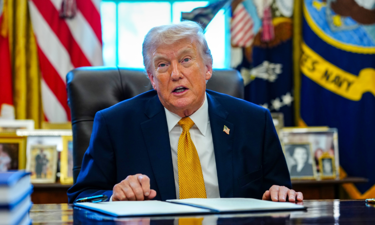 Trump aplaza ataques a Irán                                  Teherán niega diálogo