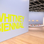 Bienal Whitney explora vínculos y tensiones contemporáneas