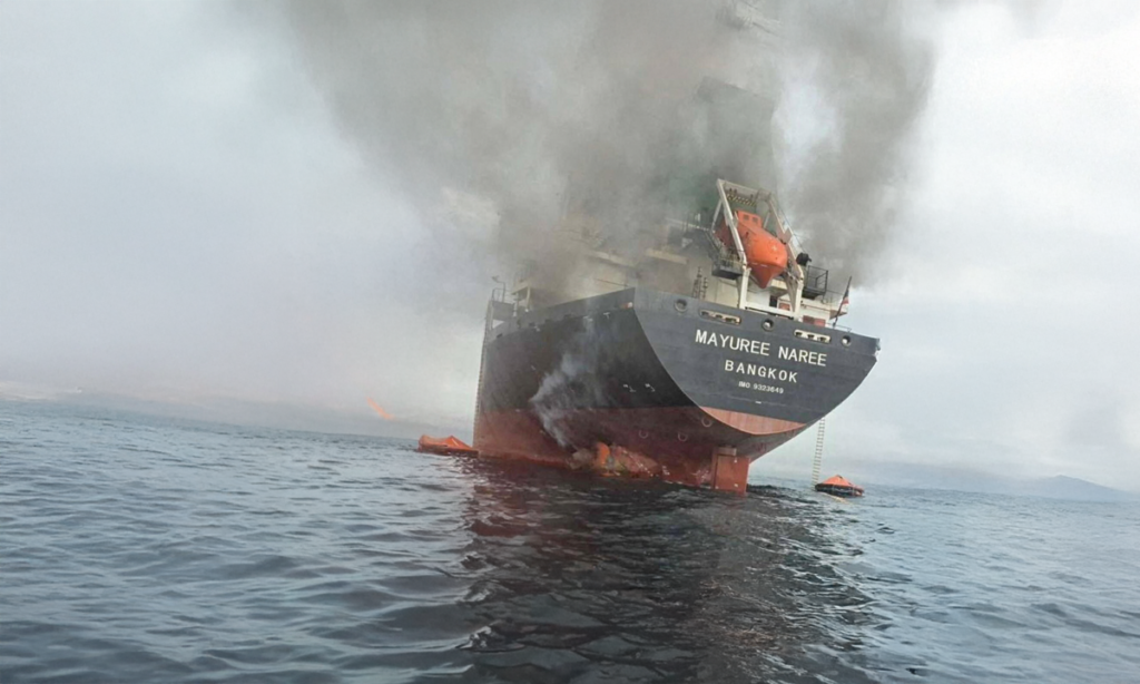 Irán bombardea buques en Ormuz Escala tensión energética