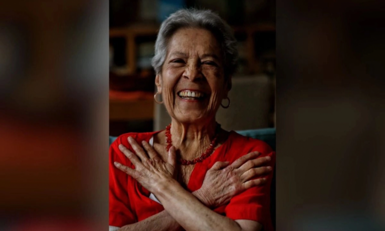 González presenta mirada crítica en Llama en los ojos