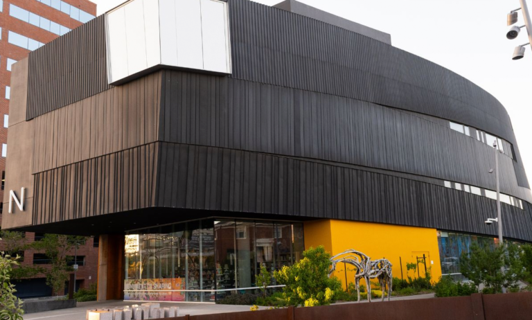 Exposición reúne 193 artistas sobre crisis climática global