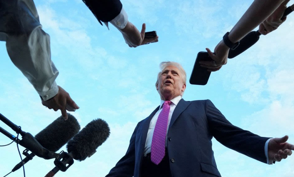 Renuncia jefa de inteligencia Trump pierde aliada
