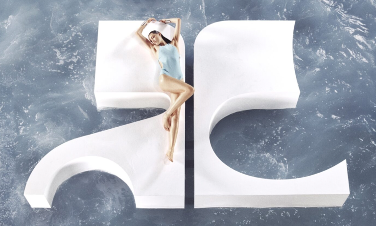 Courrèges apuesta por el beachwear minimalista