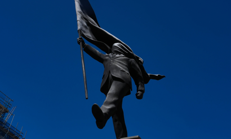 Banksy instala estatua en Londres y desata debate