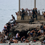 Hallan 34 migrantes muertos Sánchez enfrenta crisis migratoria