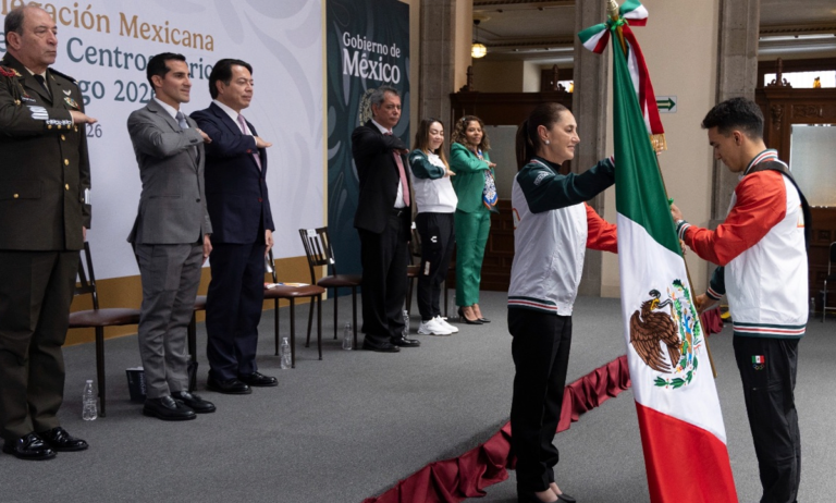 Sheinbaum abandera delegación Rumbo a Santo Domingo