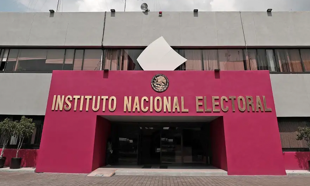 INE explica retraso en credenciales Cambio de empresa provocó demoras temporales
