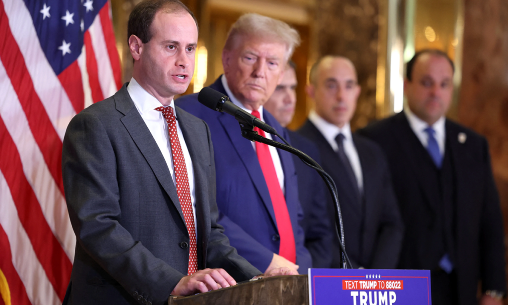 Trump nombra asesor jurídico Scharf asumirá en septiembre
